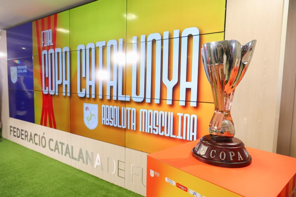 El trofeu de la Copa Catalunya / Valentí Enrich - SPORT