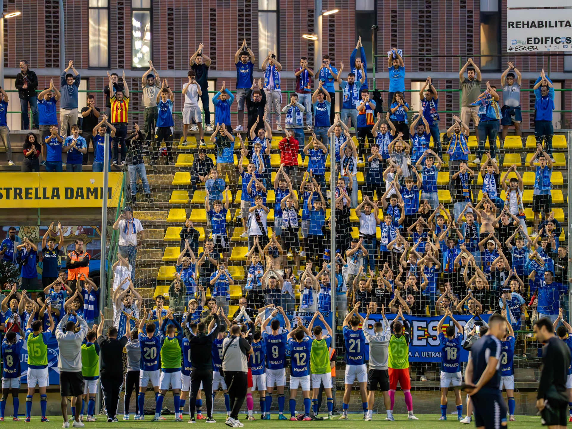 L'afició del Lleida celebrant la victòria amb els seus jugadors al Narcís Sala / Foto: @uesantandreu