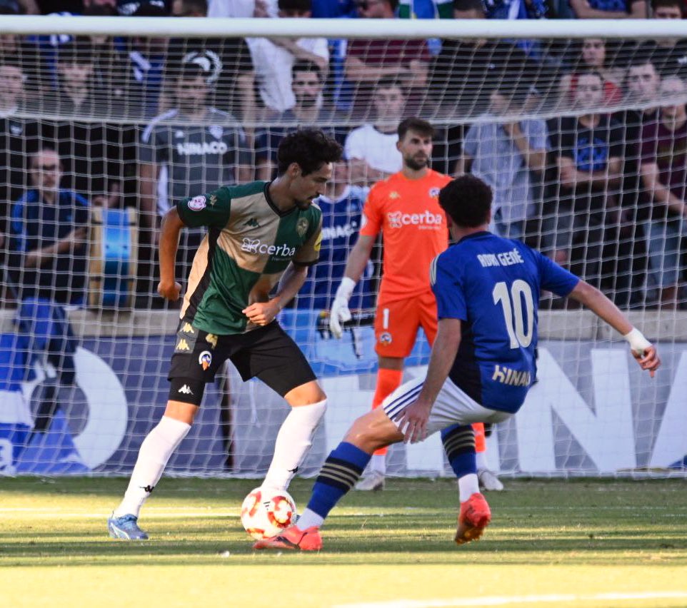 Adri Gené disputant una pilota amb un defensor del Sabadell / Foto: CE Sabadell