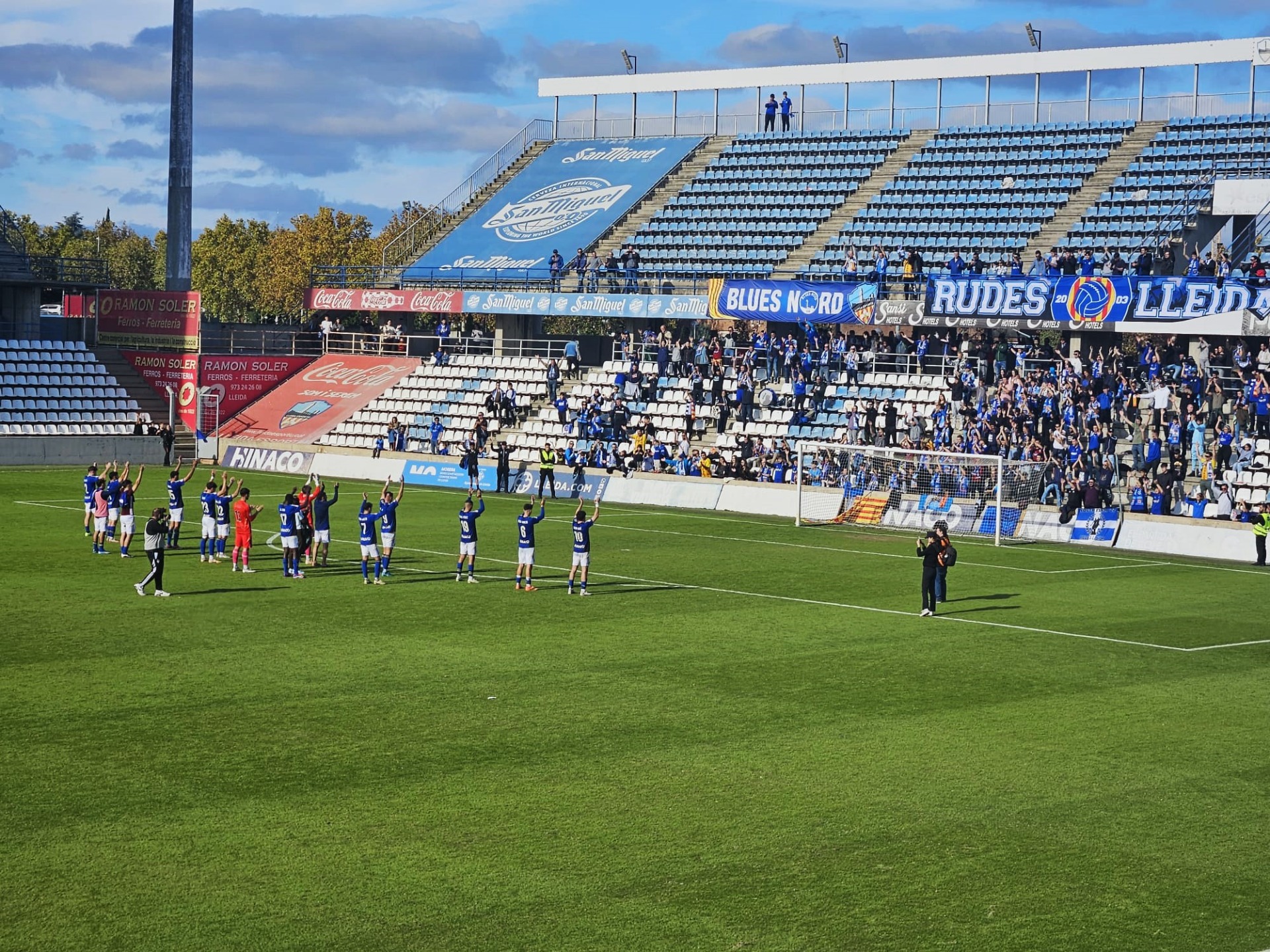 Els jugadors del Lleida celebrant la victòria amb l'afició / Foto: Tomàs Montesó