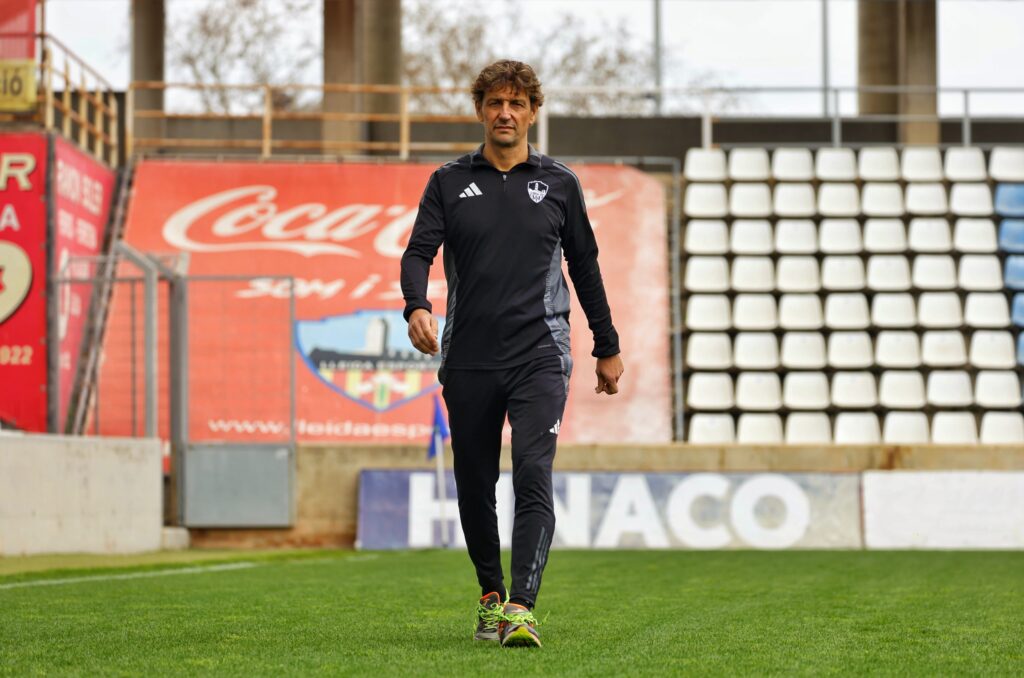 Iñigo Idiakez vestint amb l'equipament del Lleida CF / Foto: Lleida CF